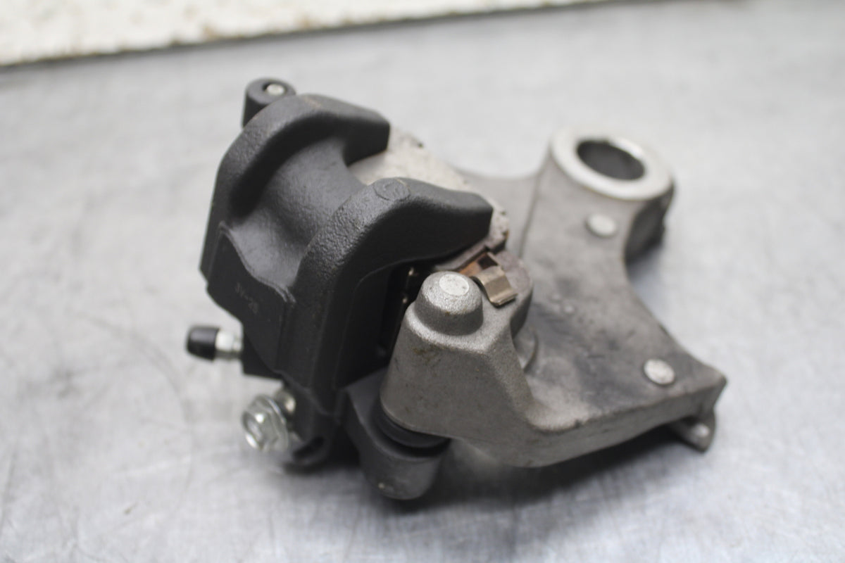13 SUZUKI GSXR750 REAR BACK BRAKE CALIPER W MOUNT BRACKET BB110