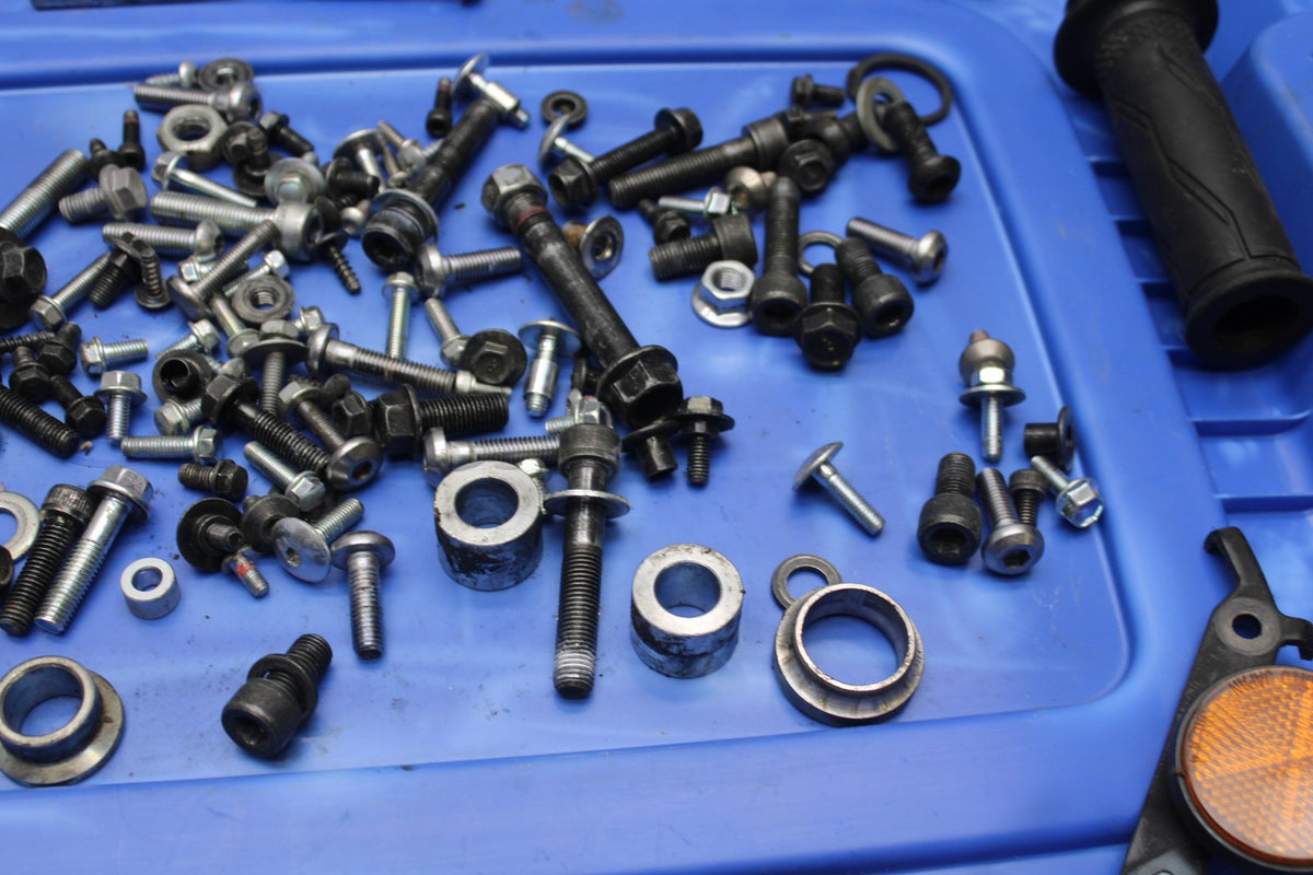 23 YAMAHA YZF R3 MOUNTING BOLTS HARDWARE MOTOR SCREWS BB806