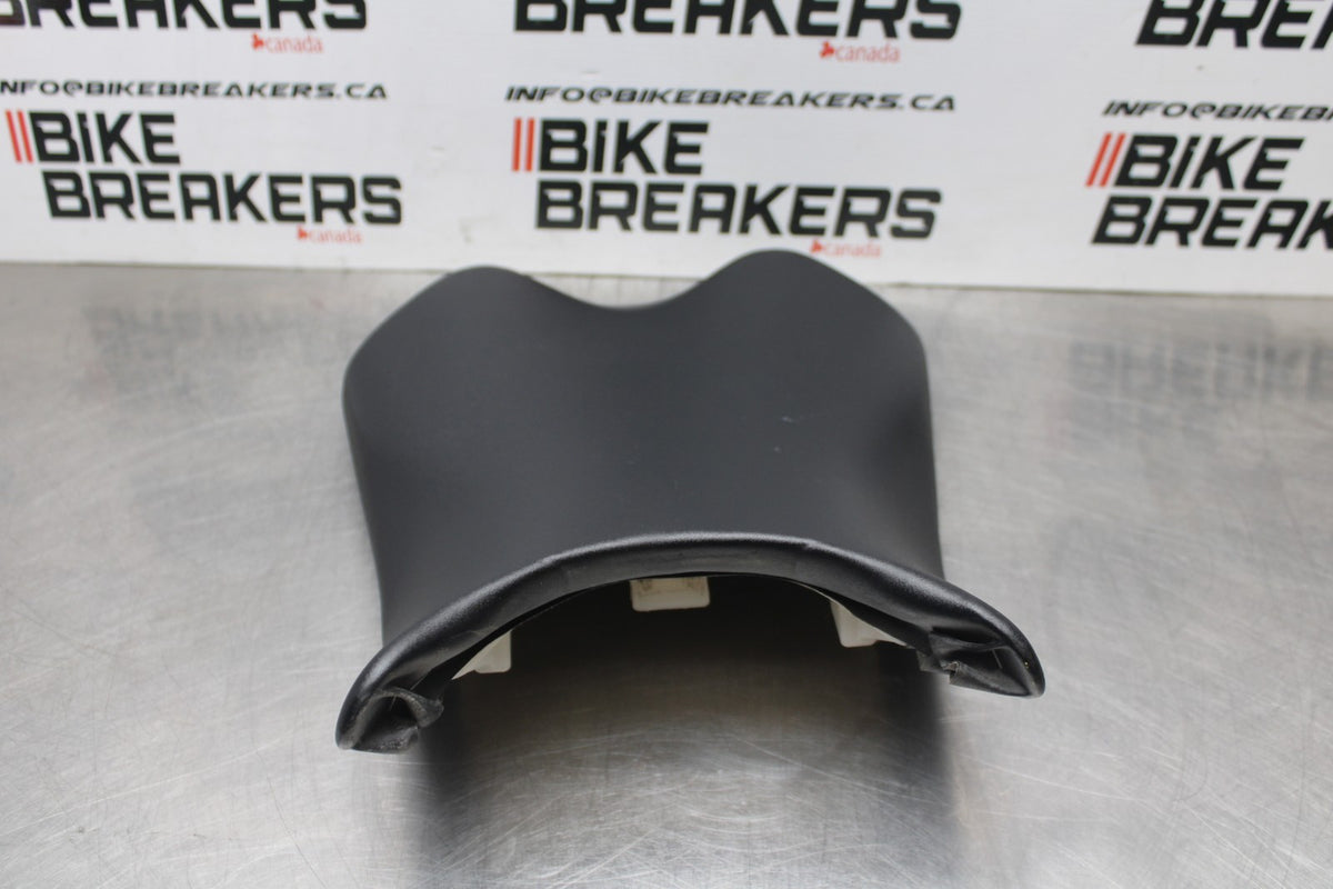 08-16 YAMAHA YZF R6 FRONT DRIVERS SEAT PAD SADDLE PILLION BB856