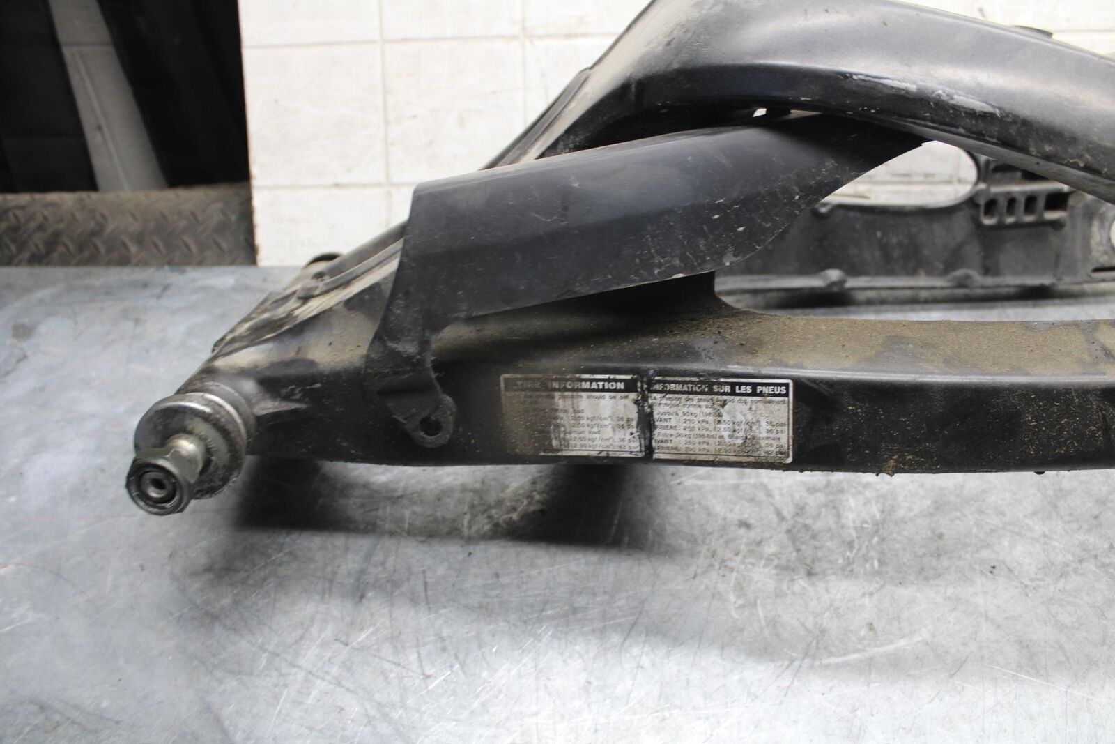 2003 Yamaha YZF R6 REAR SWINGARM BACK SUSPENSION SWING ARM 5SL-22110-01-00 BB539