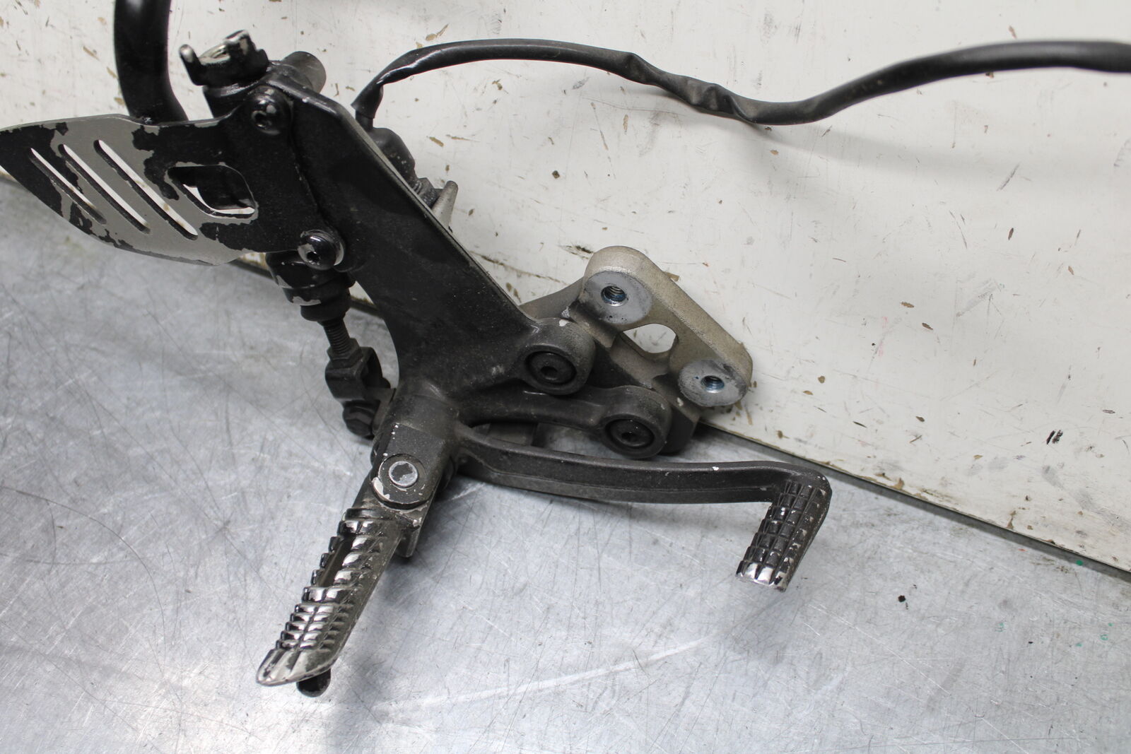 06-07 SUZUKI GSXR 600 RIGHT REARSET REAR SET DRIVER FOOT PEG REST STOP BB737