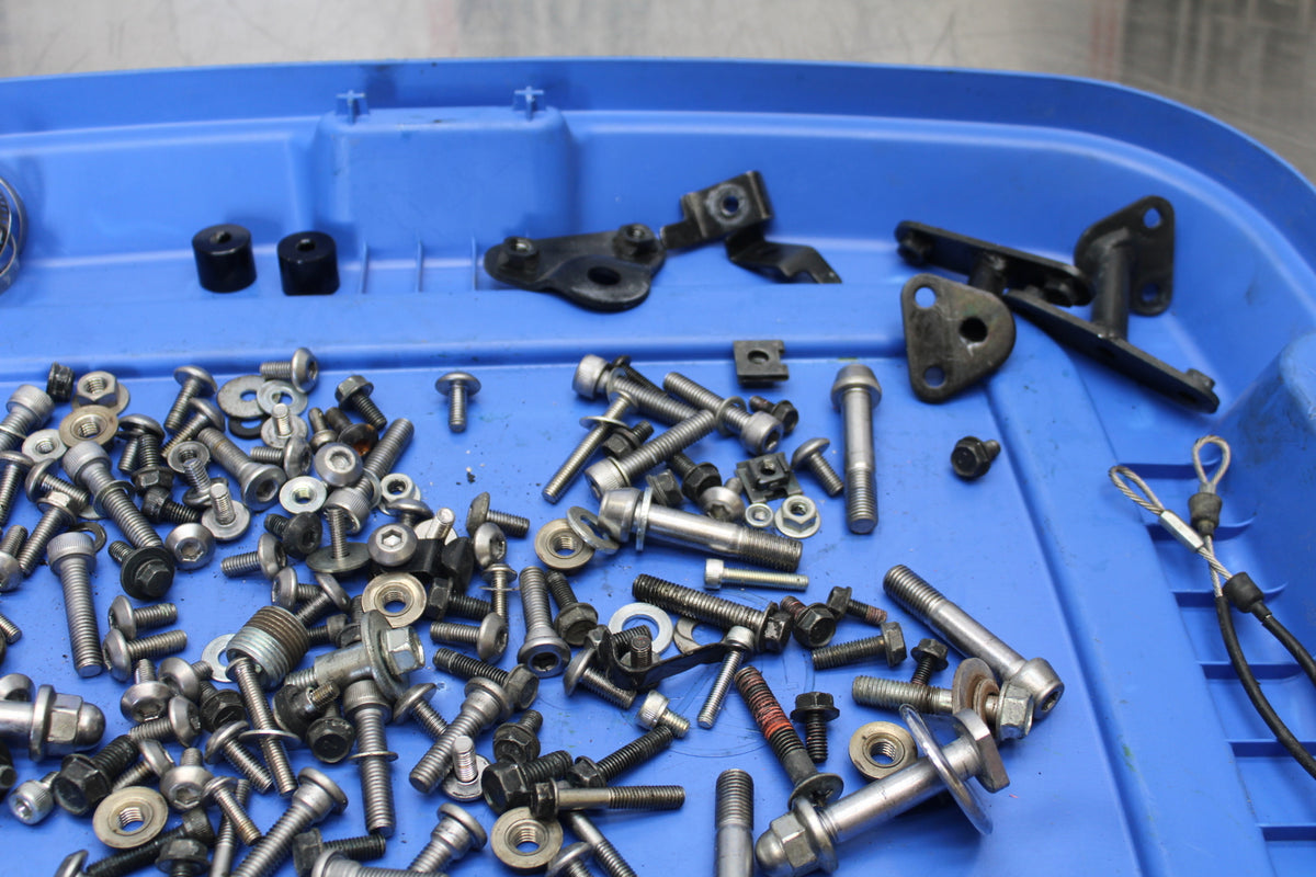 07 KAWASAKI Z1000 MOUNTING BOLTS HARDWARE MOTOR SCREWS BB148