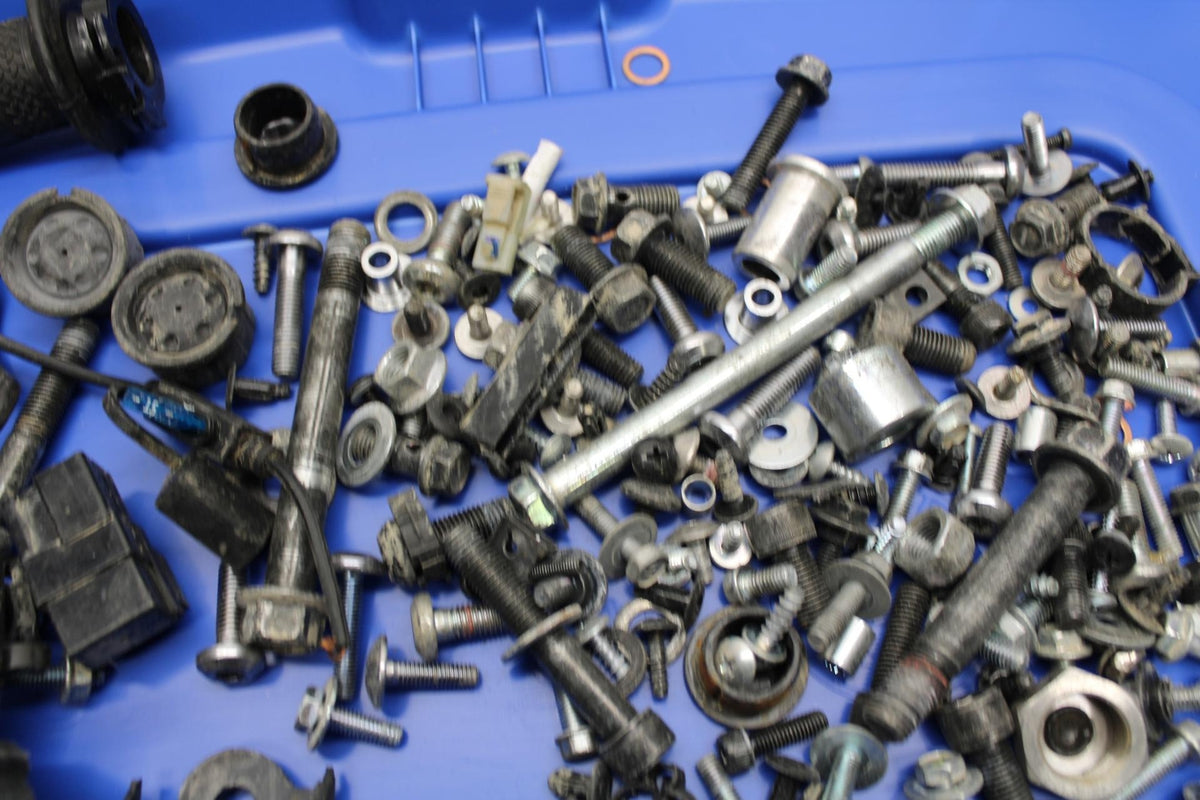 19 YAMAHA YZF R3 LEFTOVER BOLTS HARDWARE MOTOR SCREWS AND MISC. BB56