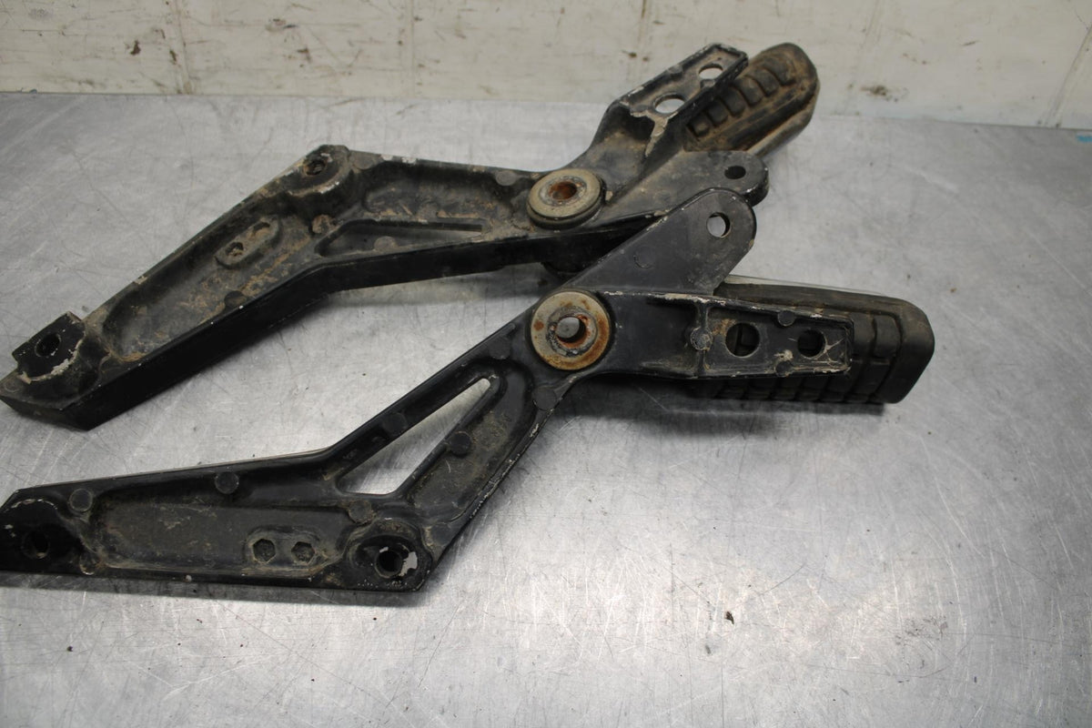 84-85 HONDA V65 SABRE REAR BACK PASSENGER PEG SET PAIR BB05