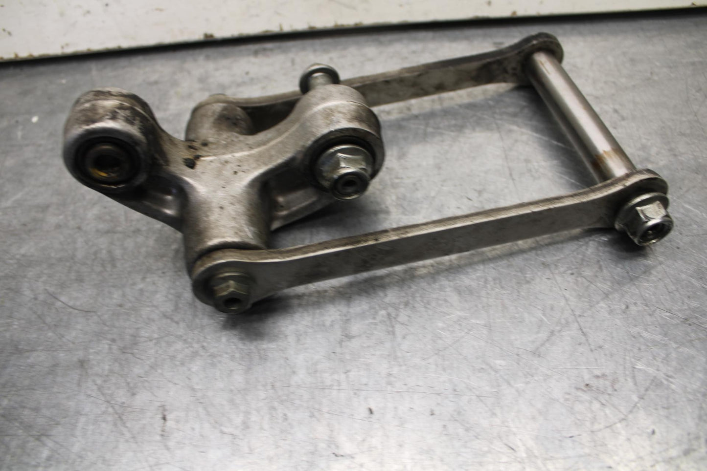 01 SUZUKI GSXR1000 REAR DOGBONE SHOCK LINKAGE LINK 62600-35870 BB100