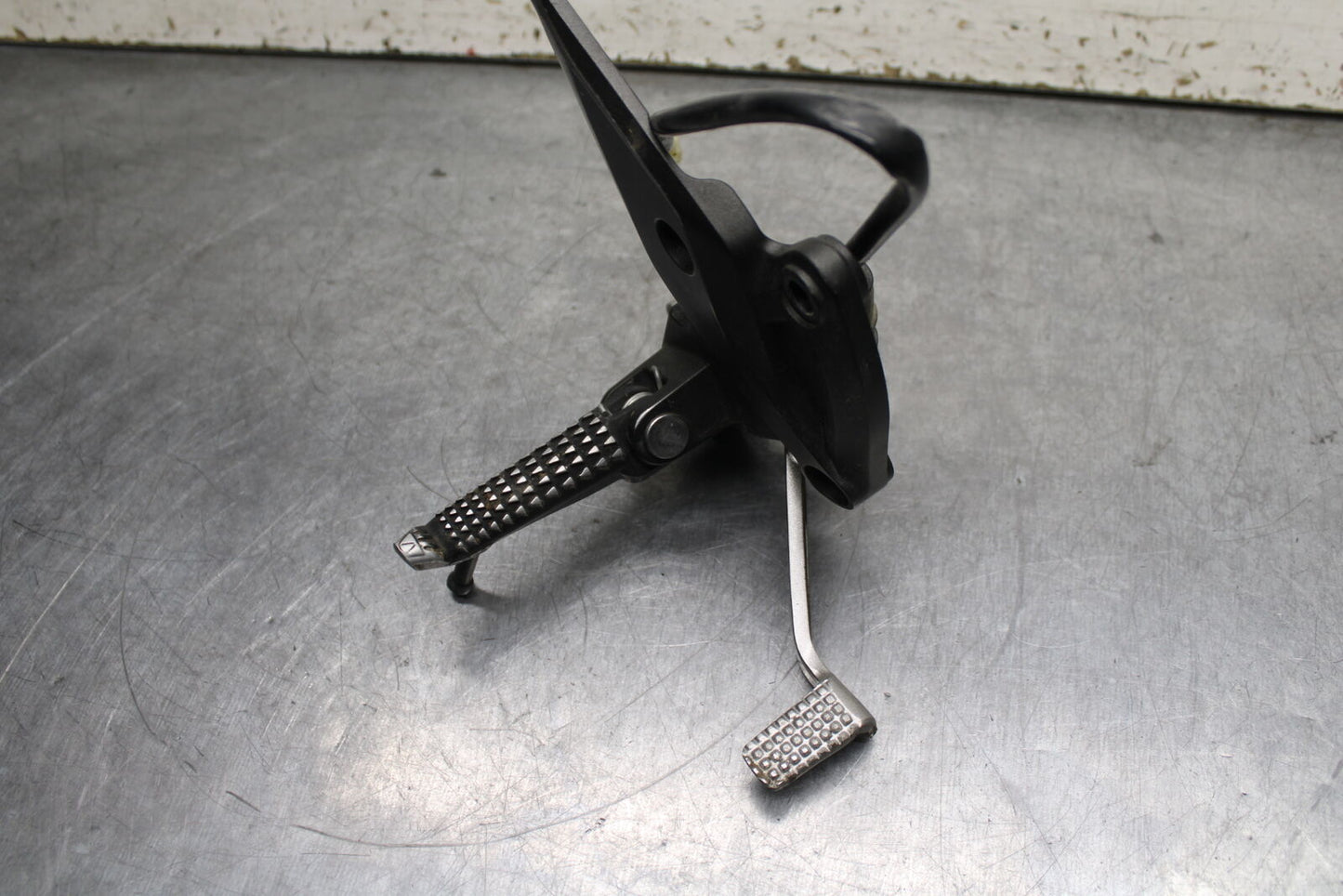 12-13 KAWASAKI Z1000 RIGHT REARSET REAR SET DRIVER FOOT PEG REST STOP BB743