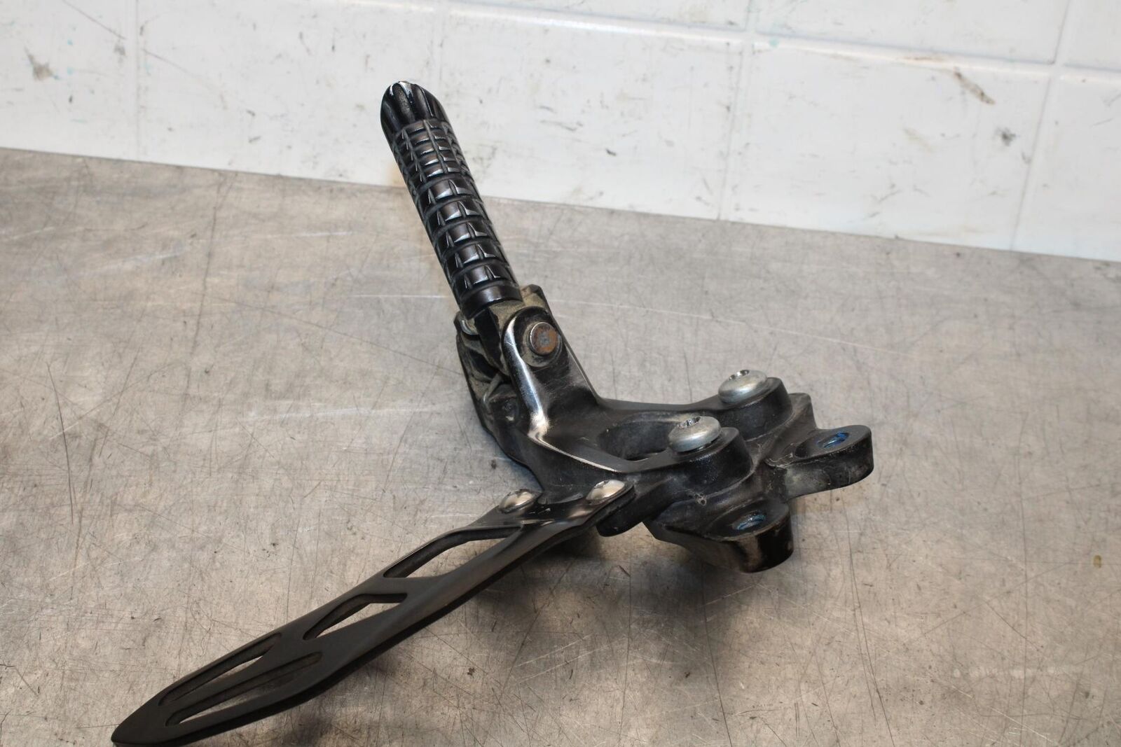 2017 Suzuki GSXR600 LEFT REARSET REAR SET DRIVER FOOT PEG 43700-14J30 BB598