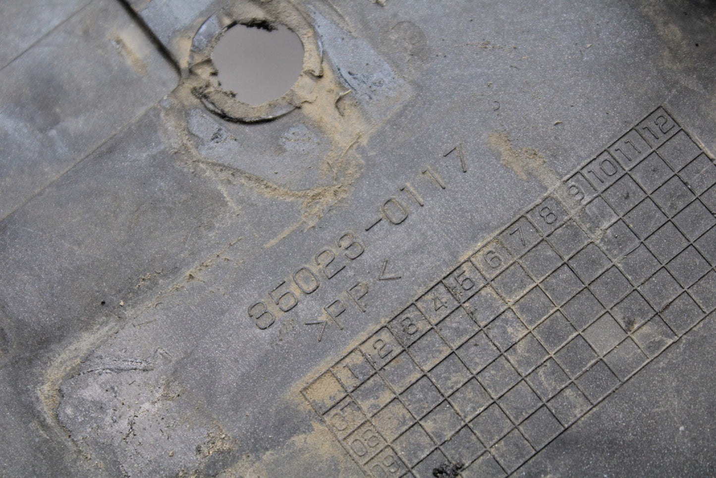 08 KAWASAKI NINJA ZX10R REAR BACK TAIL UNDERTAIL BATTERY TRAY PLASTIC BB201