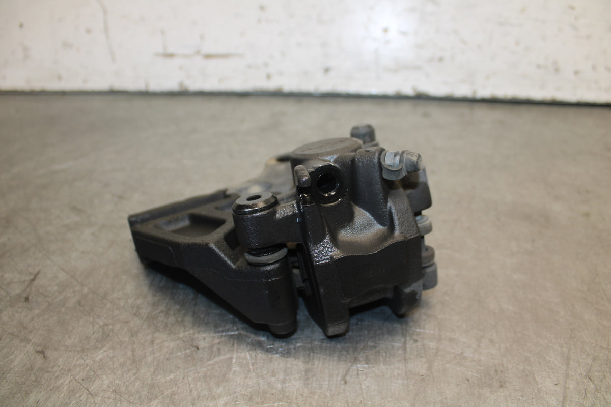 19-23 KAWASAKI NINJA ZX6R REAR BACK BRAKE CALIPER W MOUNT BRACKET BB701