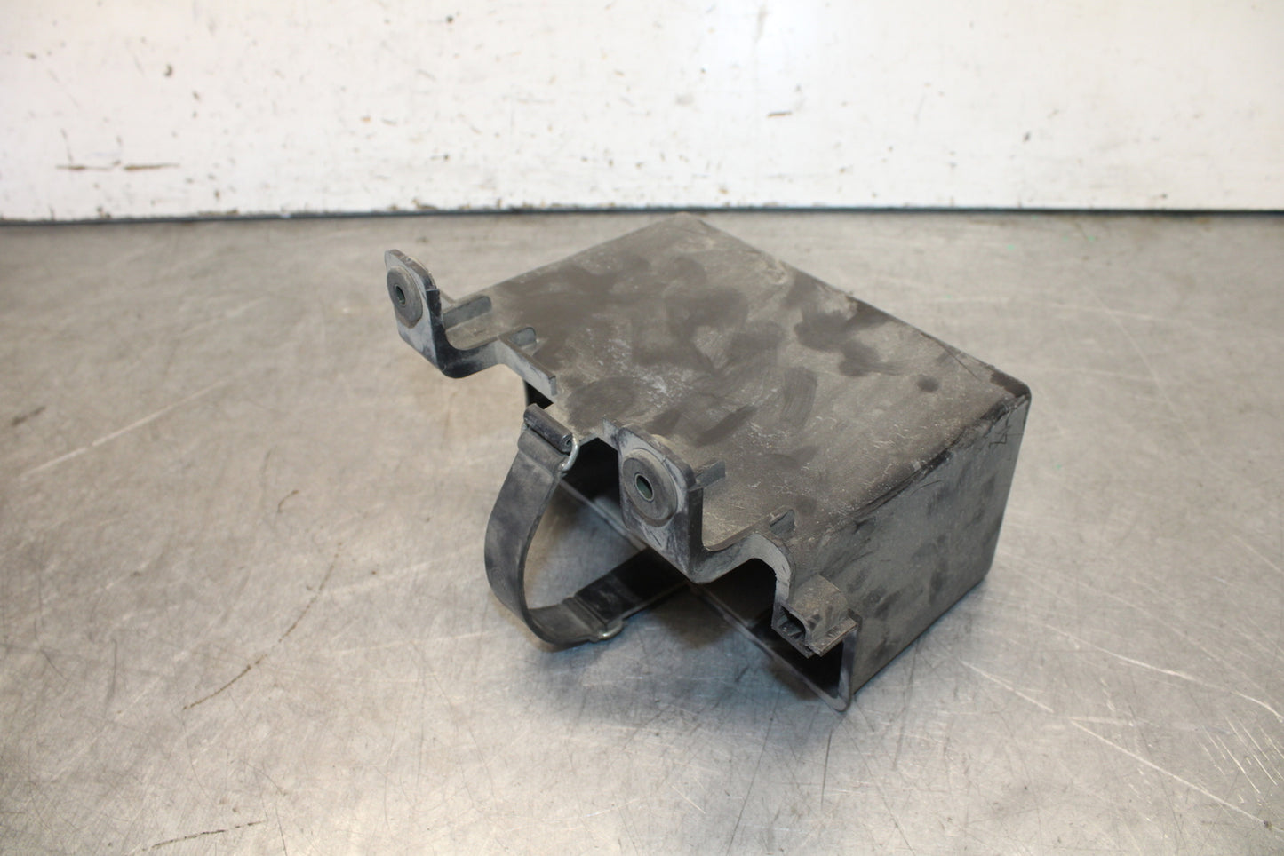 05-06 YAMAHA ROYAL STAR BATTERY TRAY BOX HOLDER BB697