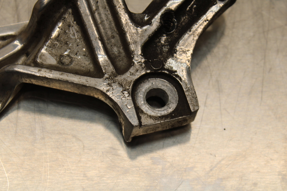 96 YAMAHA YZF750R LEFT REARSET REAR SET DRIVER FOOT PEG BRACKET MOUNT BB137