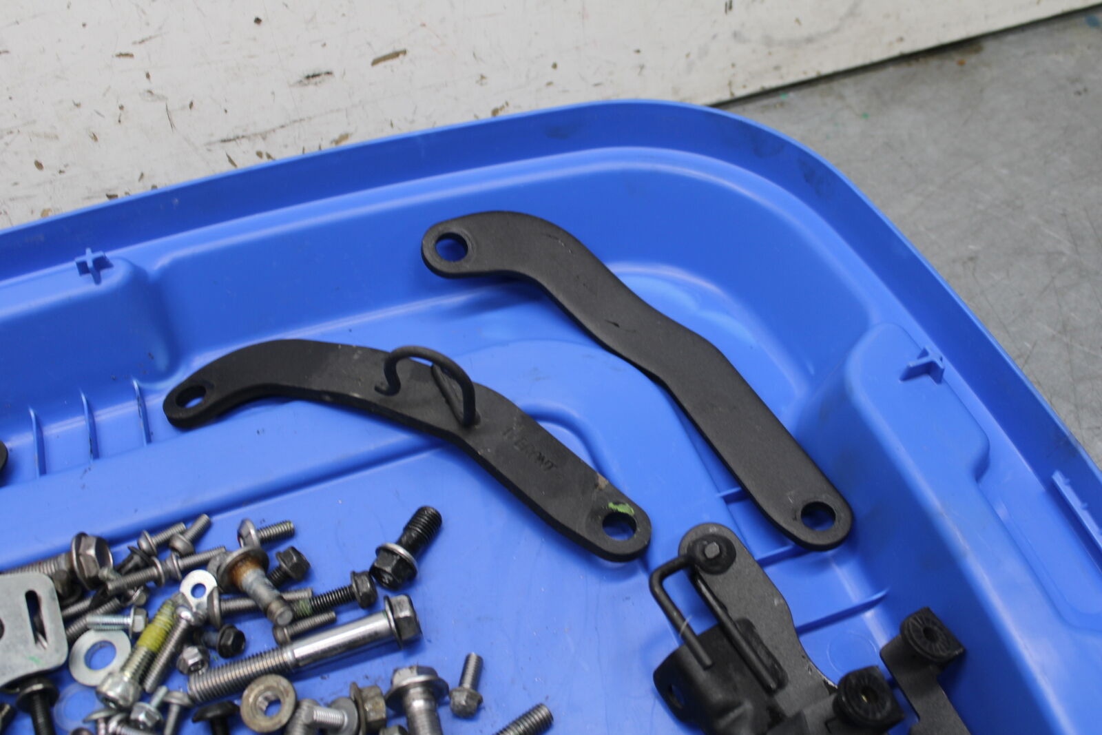 19-22 KAWASAKI Z400 MOUNTING BOLTS HARDWARE MOTOR SCREWS BB738