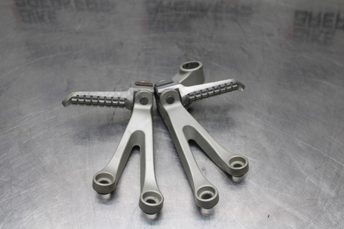 98 KAWASAKI NINJA ZX6 REAR BACK PASSENGER PEG SET PAIR BB870