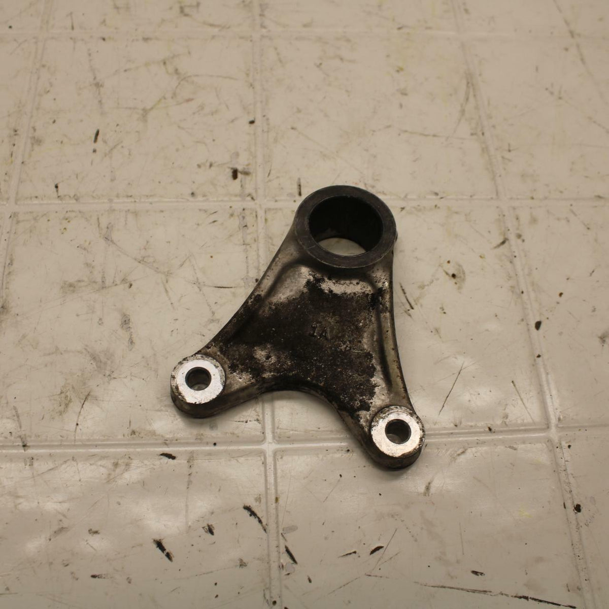 01 SUZUKI GSXR1000 REAR BRAKE CALIPER HANGER BACK MOUNTING BRACKET BB10