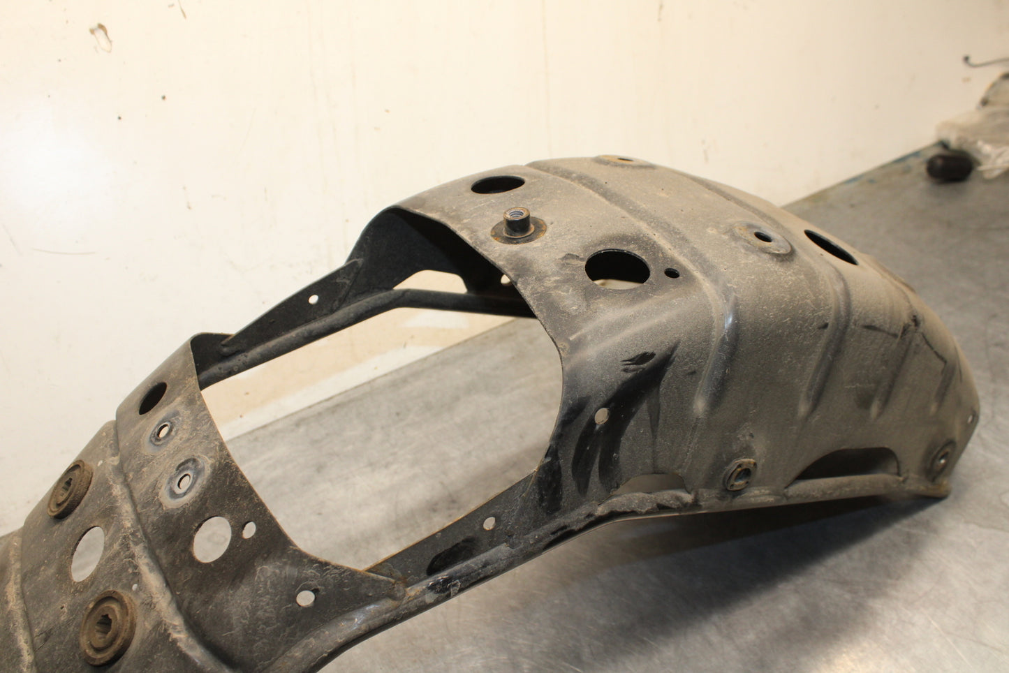 04 SUZUKI INTRUDER 800 REAR BACK FENDER SUPPORT FRAME SUBFRAME BB758
