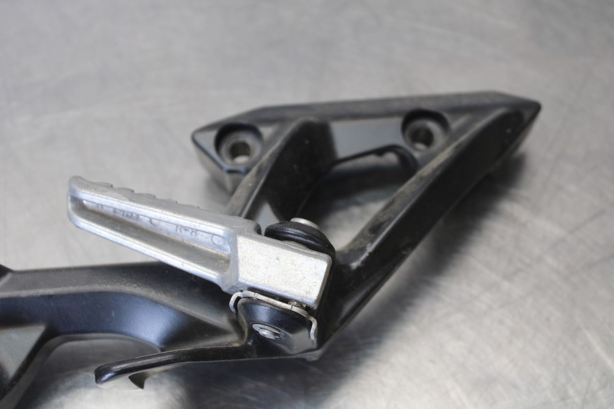 09 KAWASAKI CONCOURS 14 ZG1400B REAR BACK PASSENGER PEG SET PAIR BB875