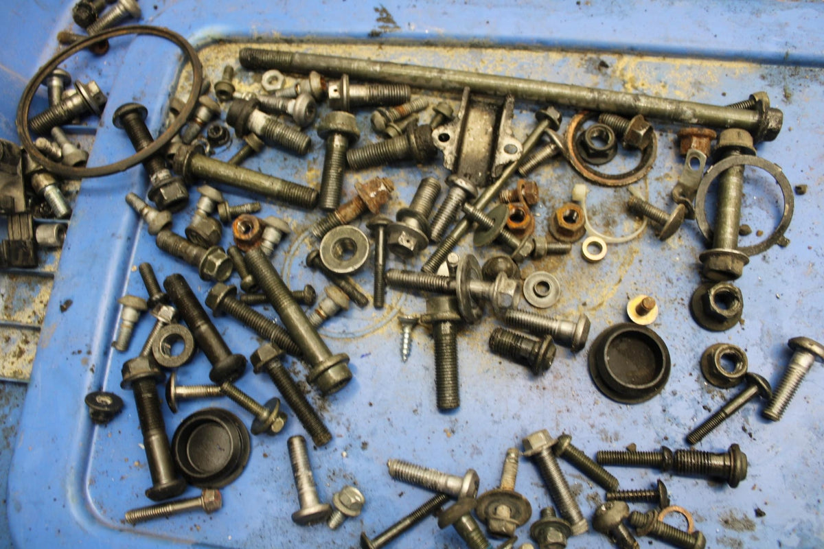 2003 Yamaha YZF R6 LEFTOVER MOUNTING BOLTS HARDWARE MOTOR SCREWS BB539