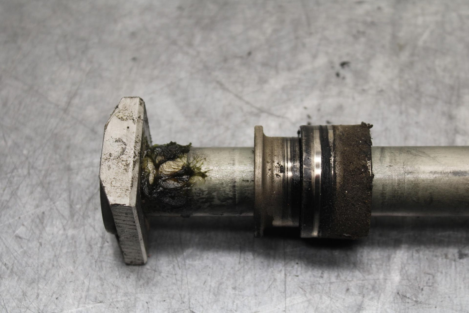 09-12 KAWASAKI NINJA ZX6R REAR AXLE BACK WHEEL RIM BOLT AXEL 41068-0035 BB617