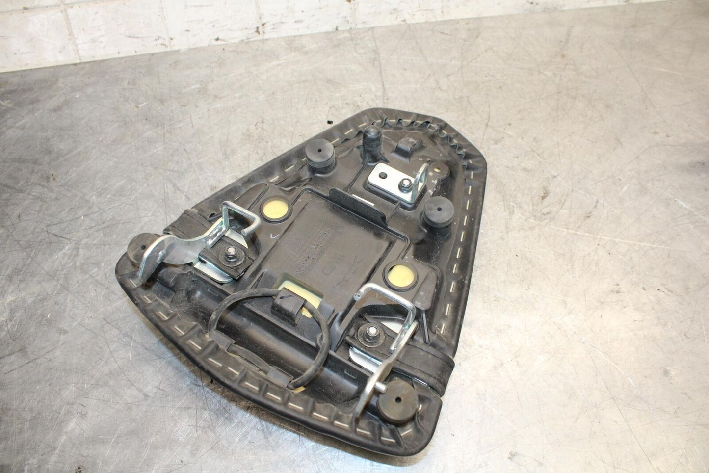 2015 Yamaha YZF R3 REAR BACK PASSENGER TANDEM SEAT PAD SADDLE PILLION BB526