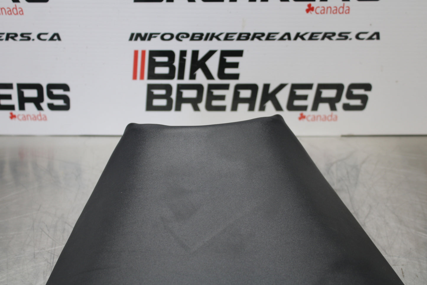 04-05 KAWASAKI NINJA ZX10R FRONT DRIVERS SEAT PAD SADDLE PILLION BB163