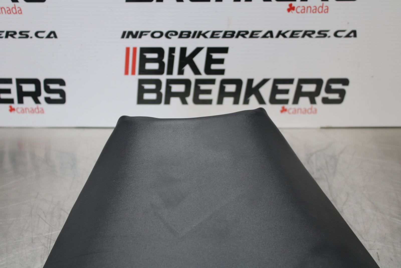 04-05 KAWASAKI NINJA ZX10R FRONT DRIVERS SEAT PAD SADDLE PILLION BB163