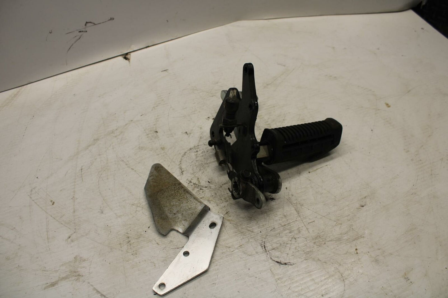 04-09 SUZUKI GS500F RIGHT REARSET REAR SET DRIVER FOOT PEG REST STOP BB261