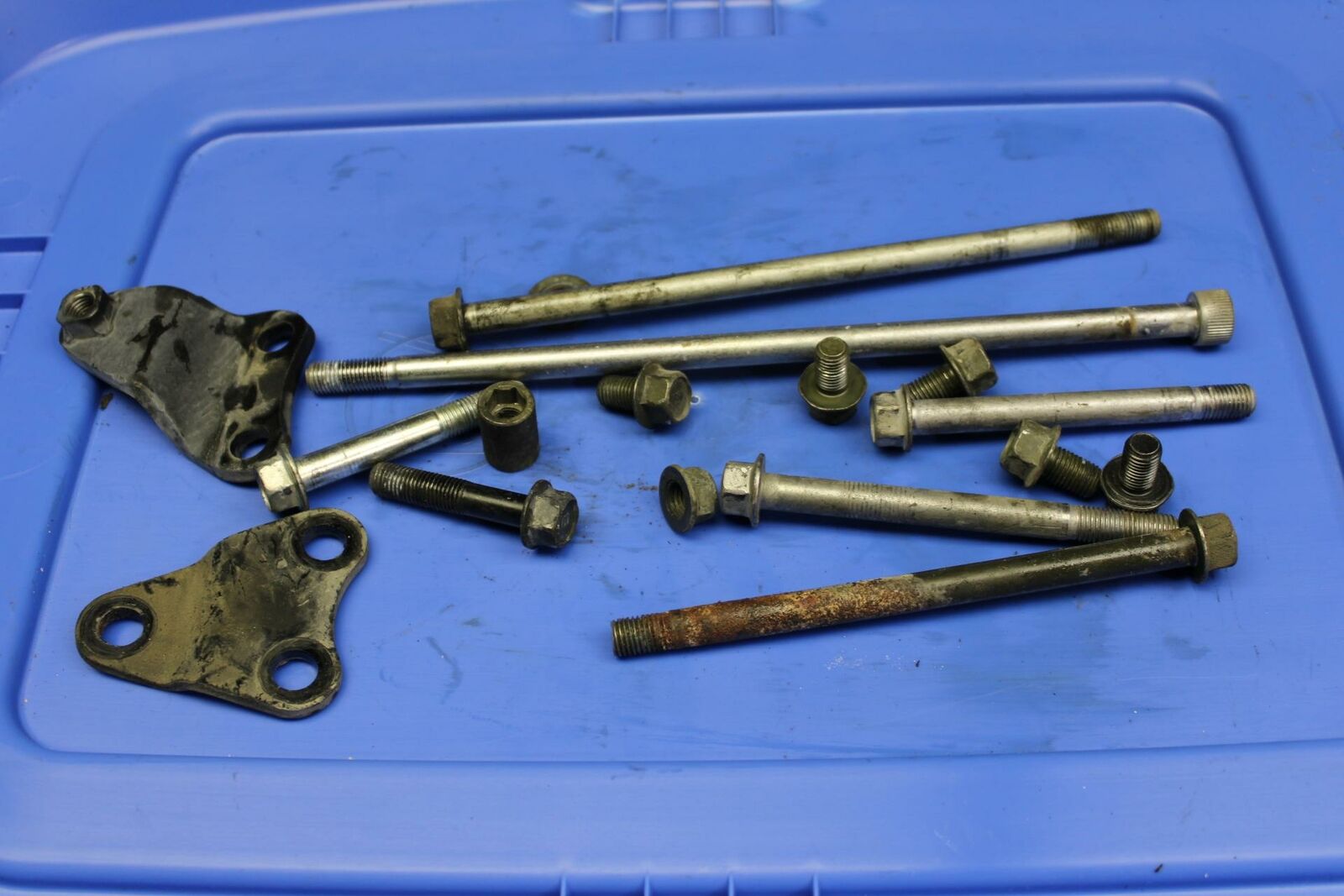 06 YAMAHA V STAR 1100 ENGINE MOUNTING BOLTS HARDWARE MOTOR SCREWS BB184