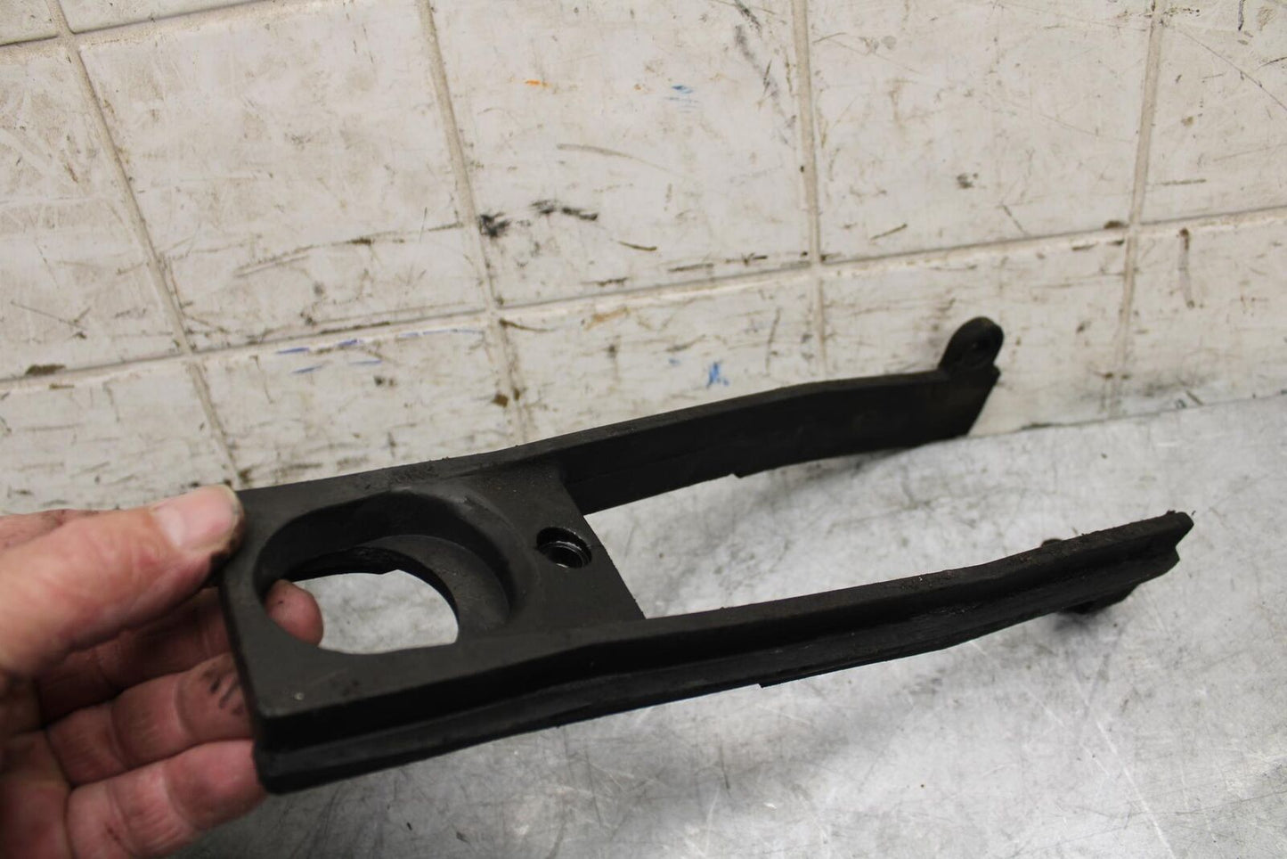 2007 Suzuki GSXR750 SWINGARM CHAIN BUFFER SLIDER GUIDE 61273-01H00 BB546