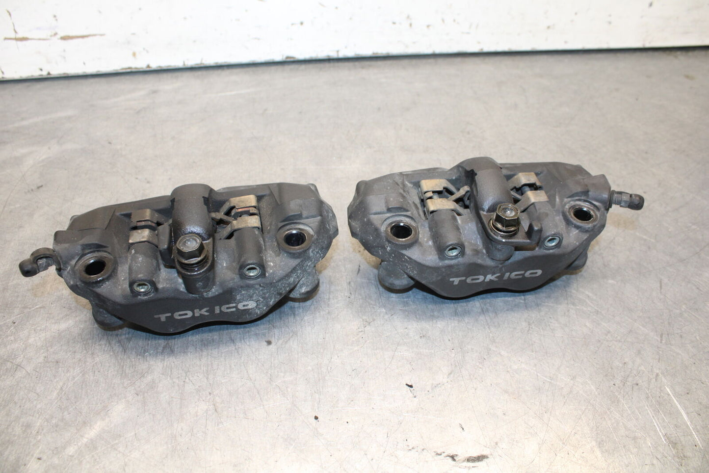 05-06 HONDA CBR600RR RIGHT LEFT FRONT BRAKE CALIPER SET PAIR CALIPERS BB655
