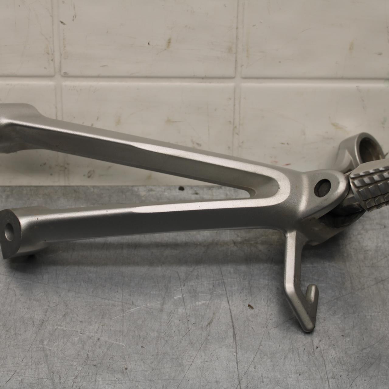 2008 Suzuki GSXR 600 750 RIGHT REAR BACK PASSENGER PEG 43600-21H00 BB584