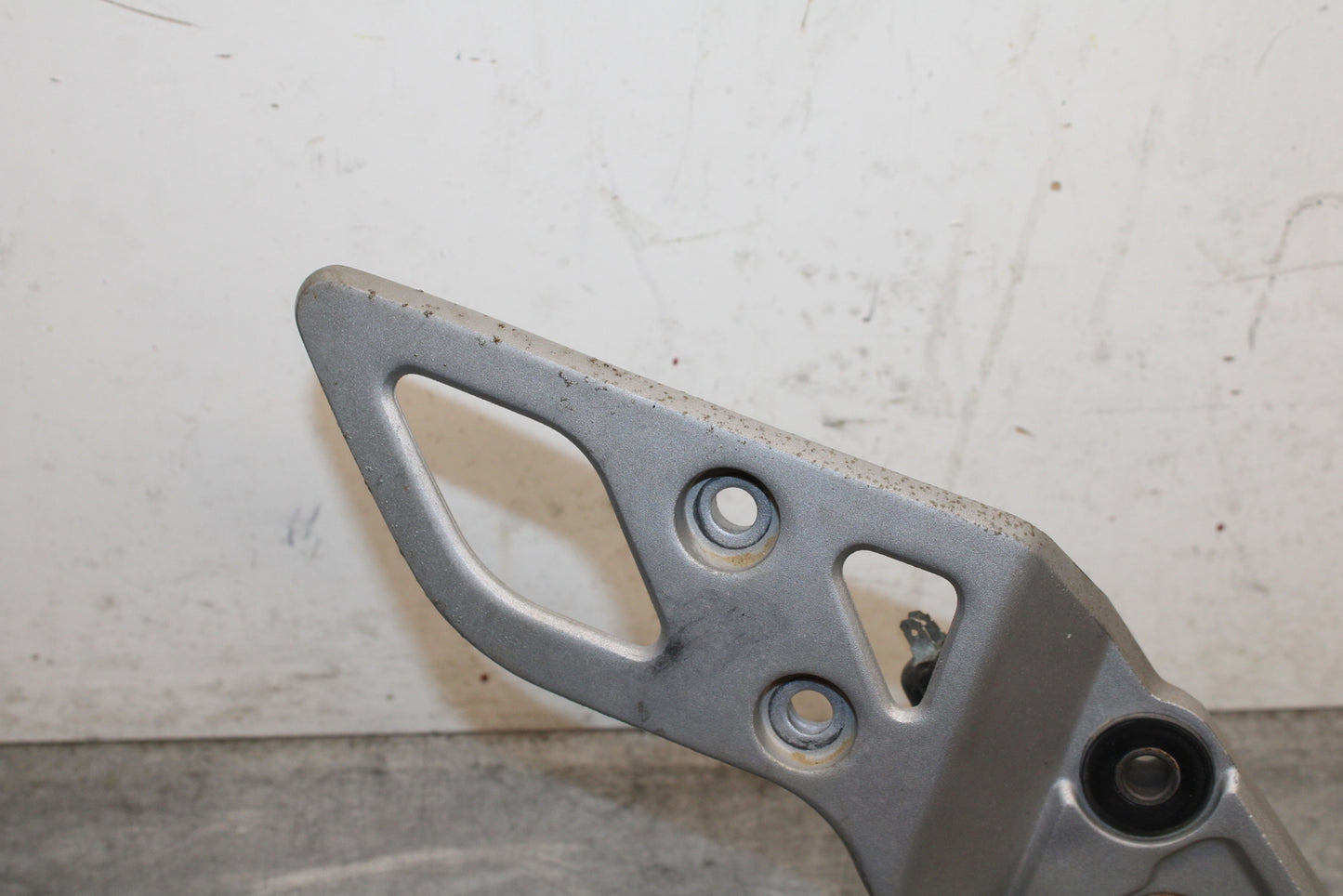 13-16 SUZUKI BANDIT 1250S ABS RIGHT REARSET DRIVER FOOT PEG REST STOP BB134