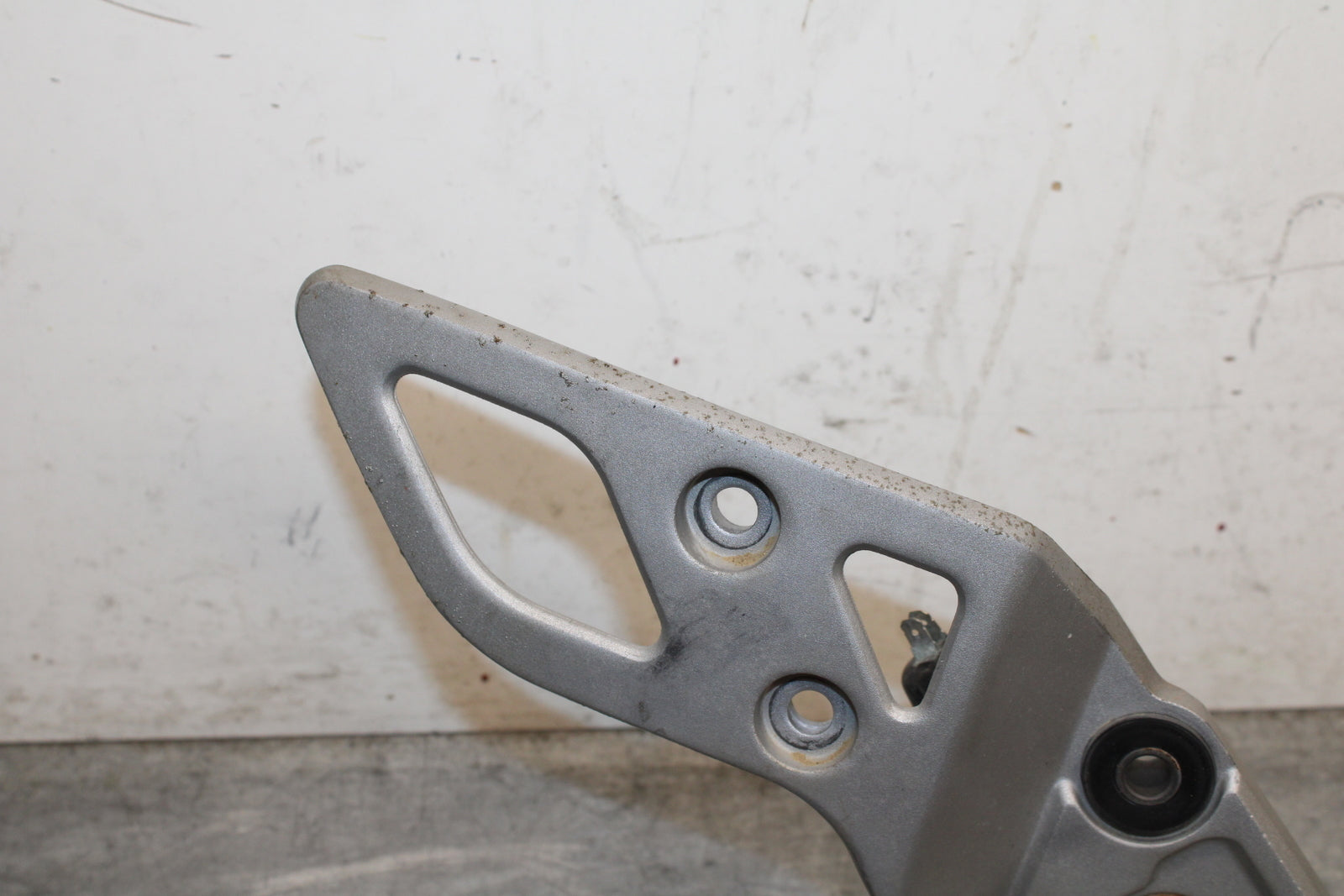 13-16 SUZUKI BANDIT 1250S ABS RIGHT REARSET DRIVER FOOT PEG REST STOP BB134