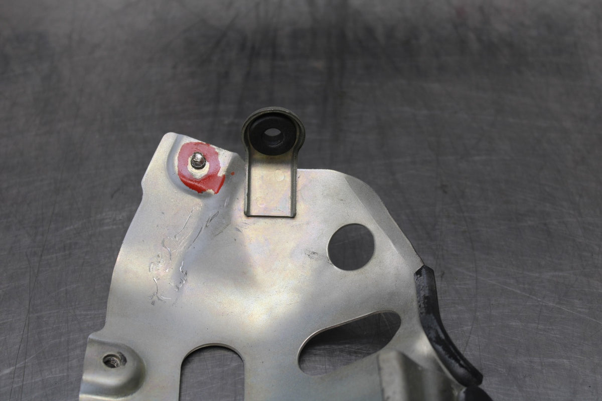07 SUZUKI GSXR1000 FRONT GAS TANK FUEL CELL FAIRING COWL MOUNT BRACKET BB770