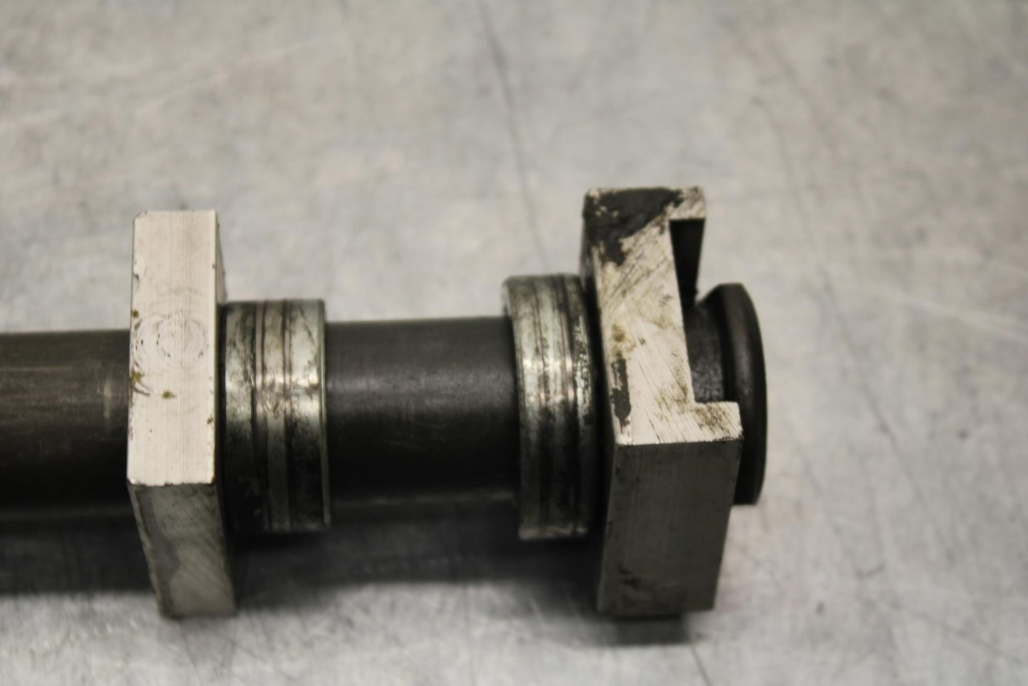 2001 Yamaha YZF R6 REAR AXLE BACK WHEEL RIM PIVOT BOLT AXEL 4XV-25381-00-00