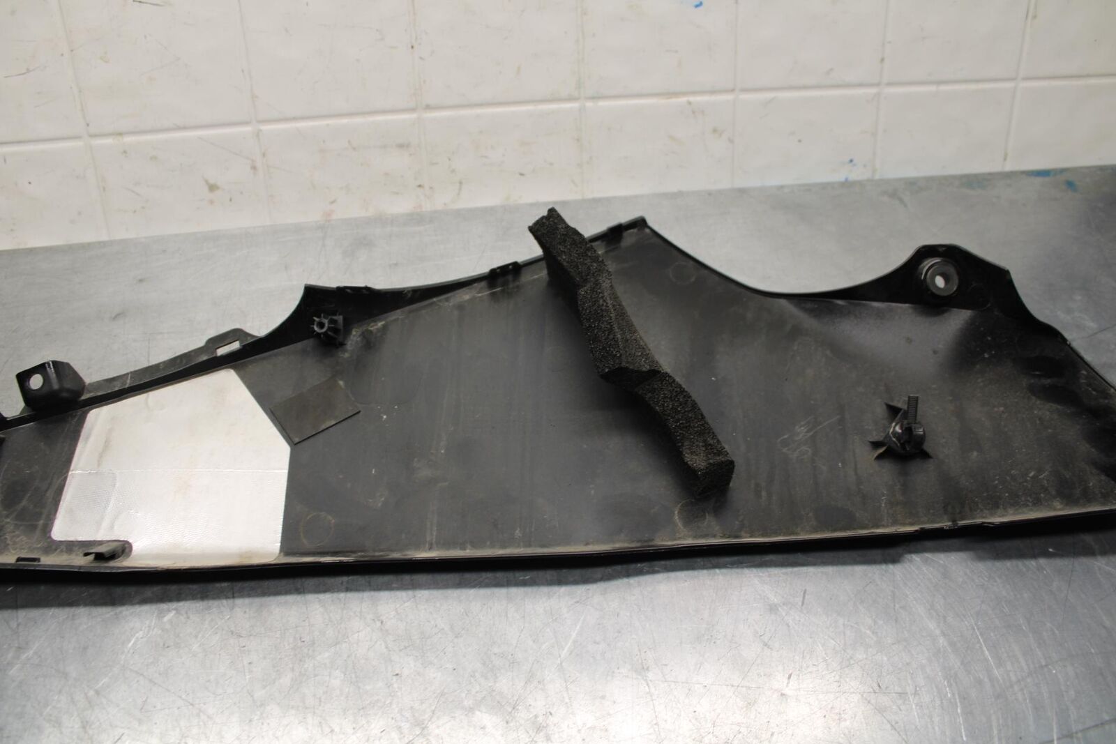 20 SUZUKI GSXR 1000 RIGHT LOWER BOTTOM BELLY FAIRING COWL BB597
