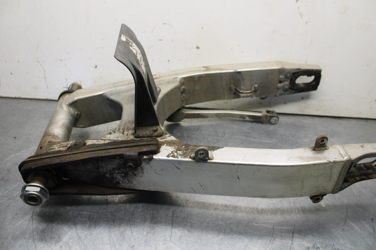 01-03 SUZUKI GSXR600 REAR SWINGARM BACK SUSPENSION SWING ARM 61000-39F00 BB633