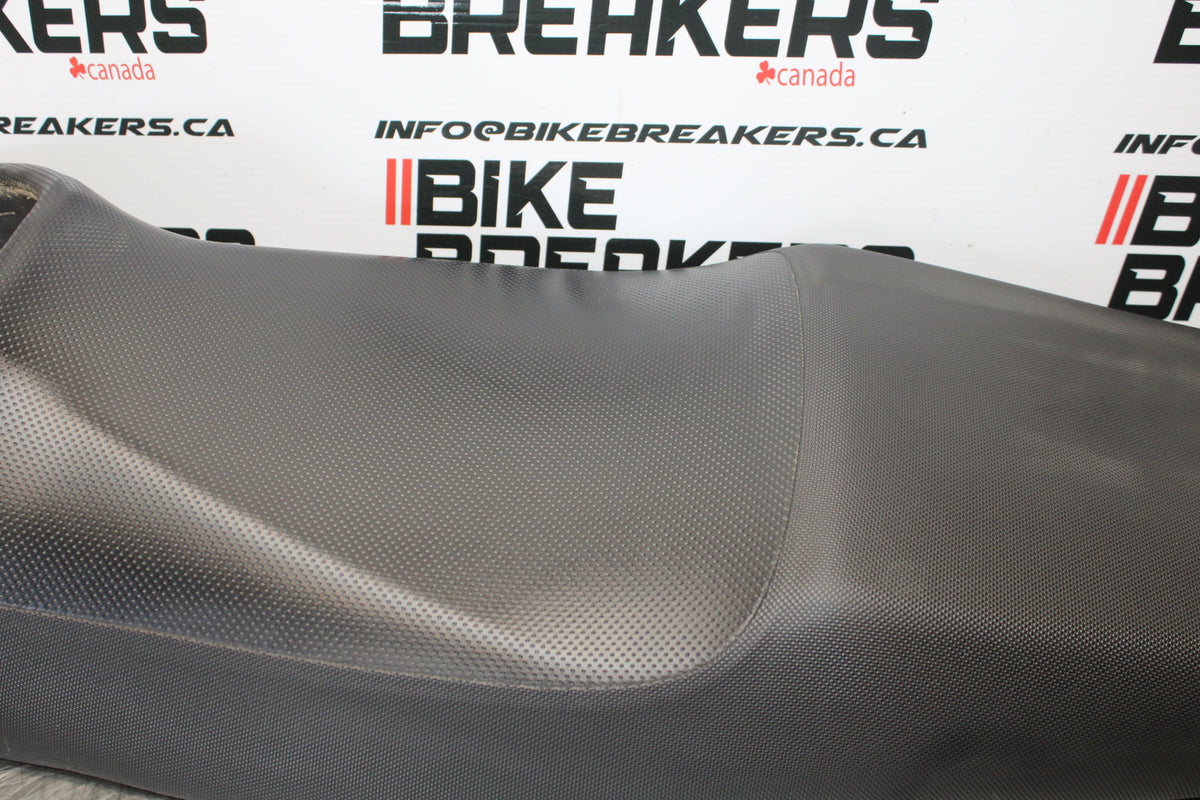 04-09 SUZUKI GS500F FRONT REAR SEAT SADDLE BB165
