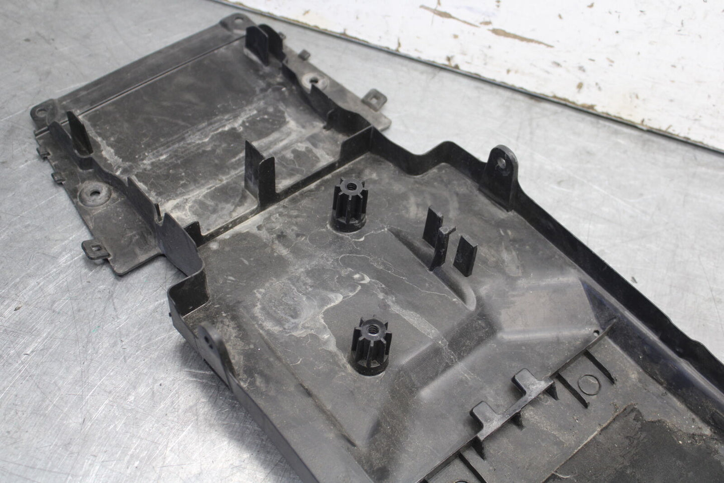 09-12 KAWASAKI NINJA ZX6R REAR BACK TAIL UNDERTAIL BATTERY TRAY PLASTIC BB698