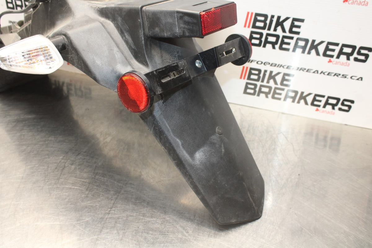 15 SUZUKI GW250F REAR BACK FENDER MUD GUARD & LIGHTS BB789