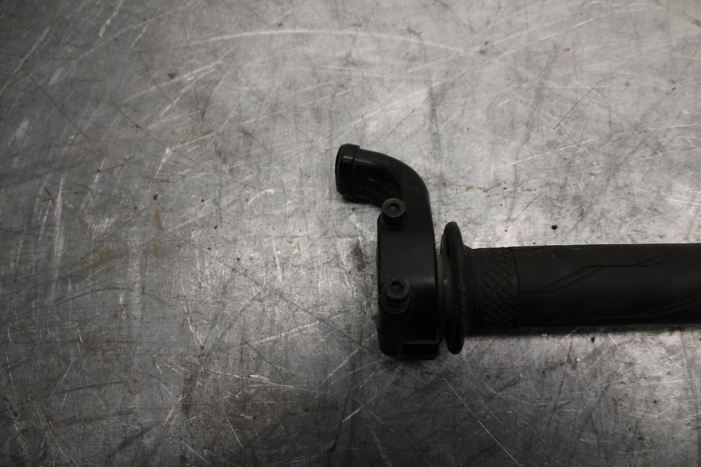 18 YAMAHA YZF R1  THROTTLE CABLE LINE HOUSING GUIDE BB473