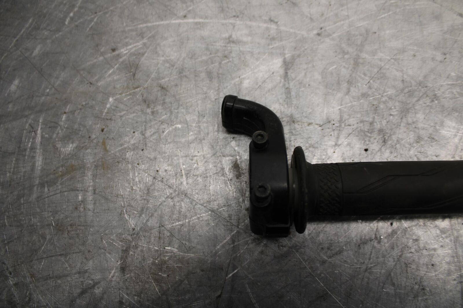 18 YAMAHA YZF R1  THROTTLE CABLE LINE HOUSING GUIDE BB473