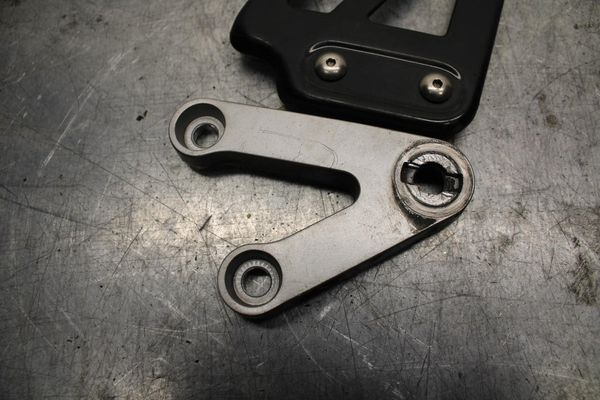 2002 Suzuki GSXR1000 LEFT REARSET REAR SET DRIVER FOOT PEG BRACKET MOUNT BB73