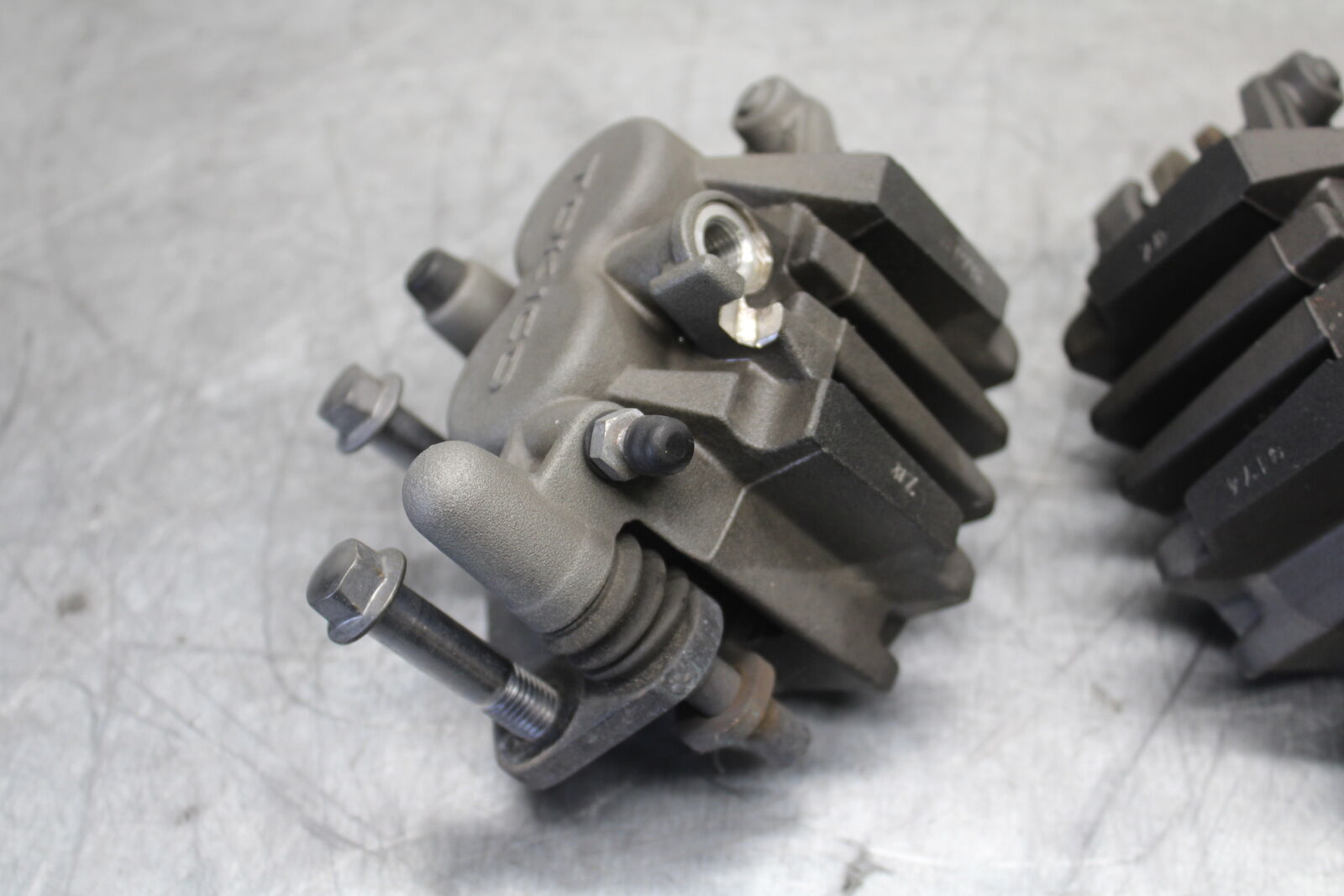 12-17 KAWASAKI ER-6N Z650 RIGHT LEFT FRONT BRAKE CALIPER SET PAIR CALIPERS BB709