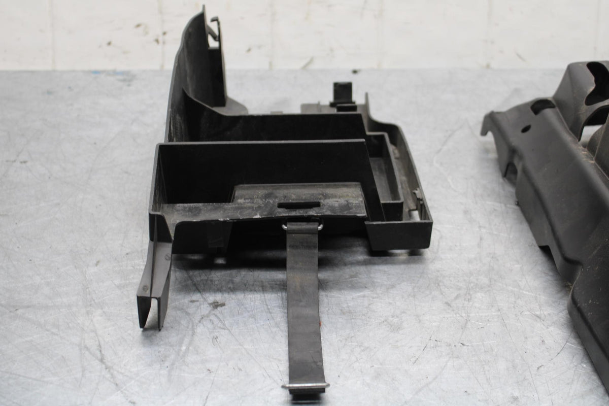 09-14 YAMAHA YZF R1 REAR BACK TAIL UNDERTAIL BATTERY TRAY PLASTIC  BB448