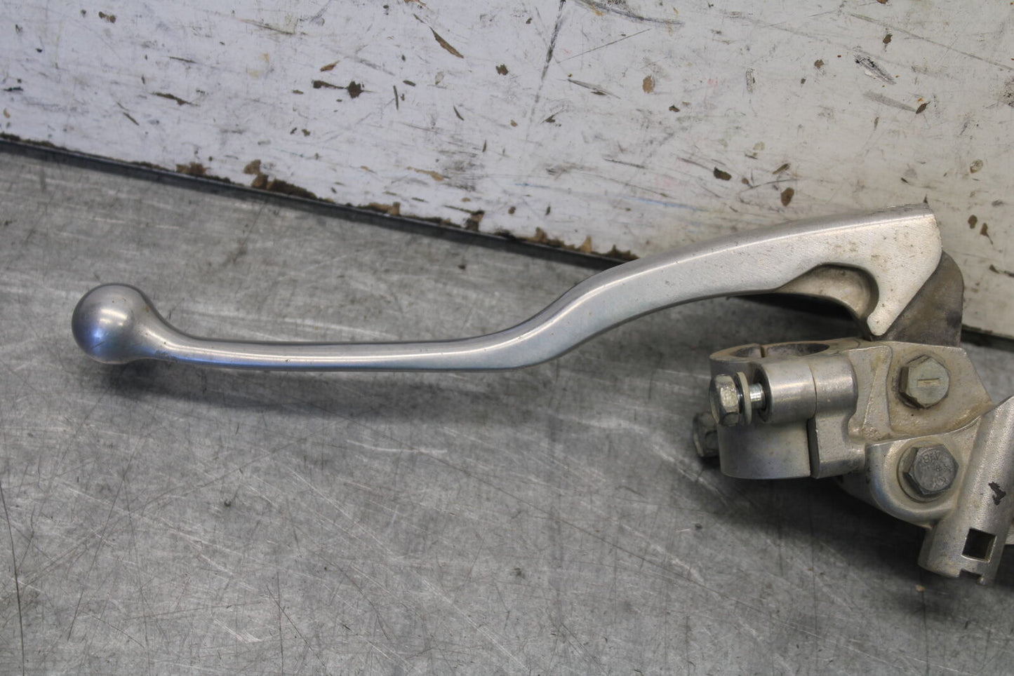 2004 Yamaha Raptor 660R YFM660R LEFT HANDLEBAR CLUTCH LEVER w/ PERCH BB695