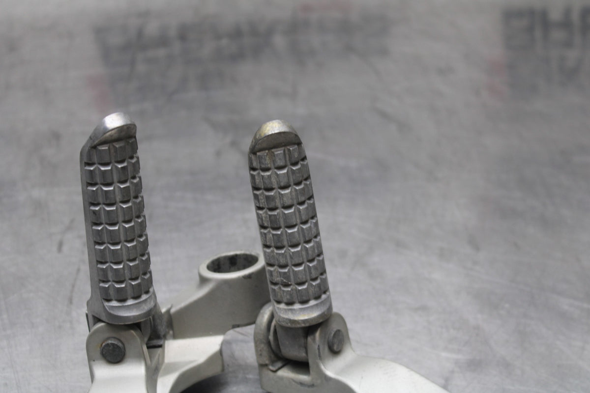 98 KAWASAKI NINJA ZX6 REAR BACK PASSENGER PEG SET PAIR BB870