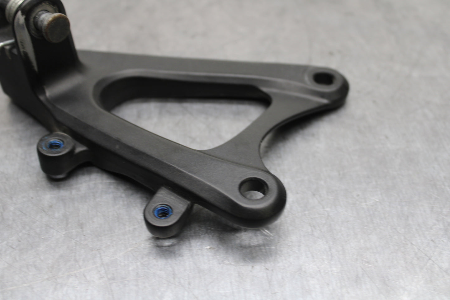 09-14 YAMAHA YZF R1 LEFT REARSET REAR SET DRIVER FOOT PEG BRACKET MOUNT BB119