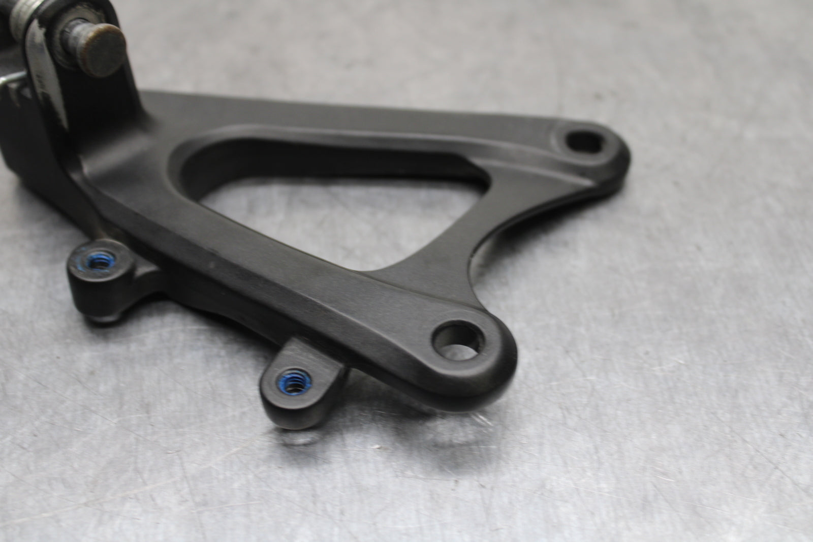 09-14 YAMAHA YZF R1 LEFT REARSET REAR SET DRIVER FOOT PEG BRACKET MOUNT BB119