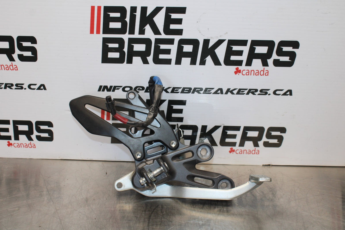 22-25 YAMAHA YZF R7 RIGHT REARSET REAR SET DRIVER FOOT PEG REST STOP BB182
