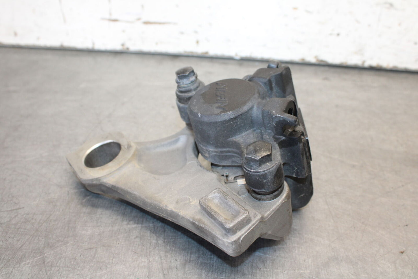 09-14 YAMAHA YZF R1 REAR BACK BRAKE CALIPER W MOUNT BRACKET BB696